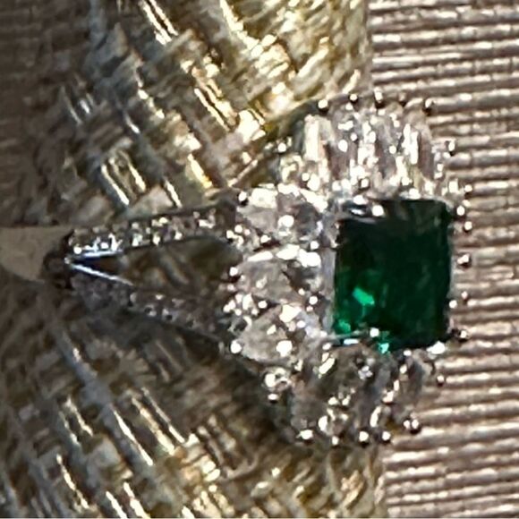 HURRY⭐️NEW⭐️ HUGE GREEN GEMSTONE RING LAB CREATED EMERALD WHITE CZ SQUARE BLING - Picture 9 of 11